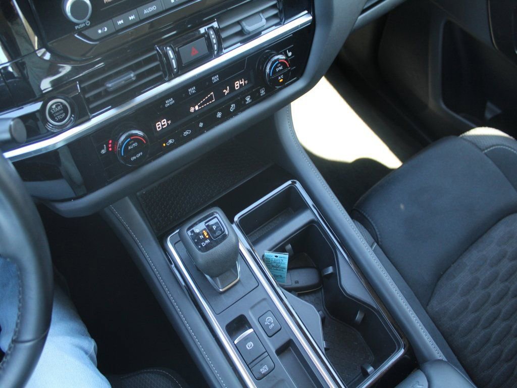 Used 2023 Nissan Pathfinder SV image 16