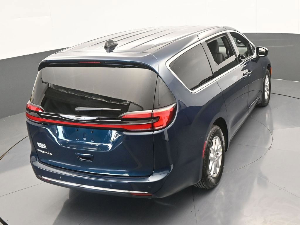 Used 2025 Chrysler Pacifica Select image 44