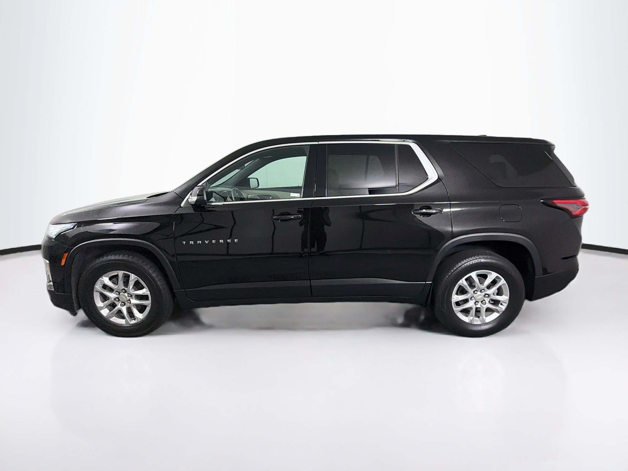 Used 2023 Chevrolet Traverse LS FWD image 4
