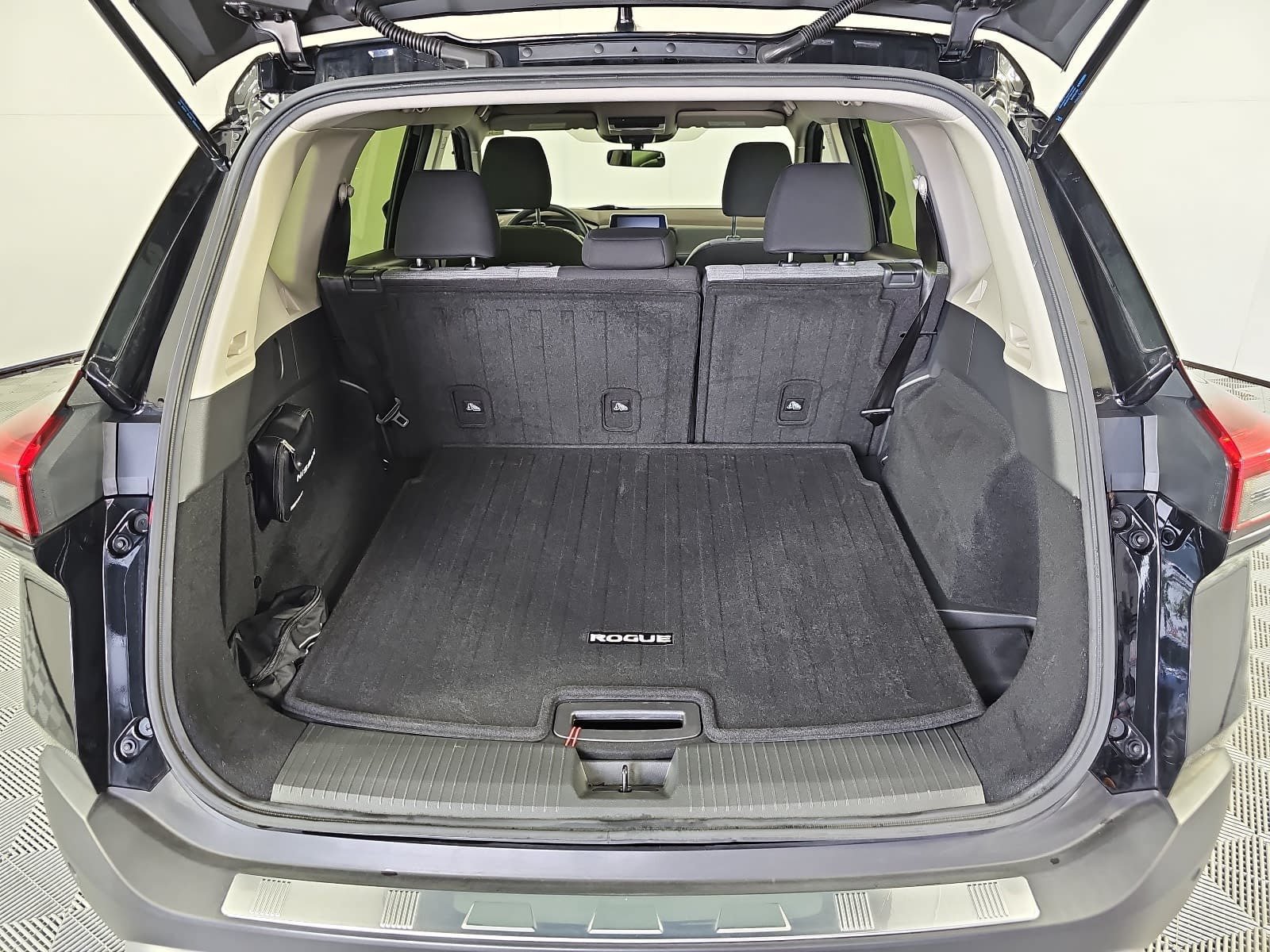 Used 2023 Nissan Rogue SV FWD image 12