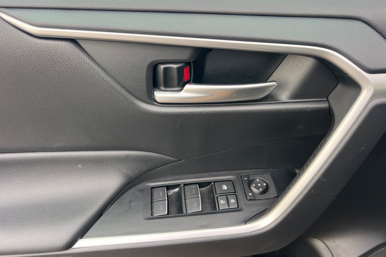 Used 2025 Toyota RAV4 XLE AWD/4WD image 14