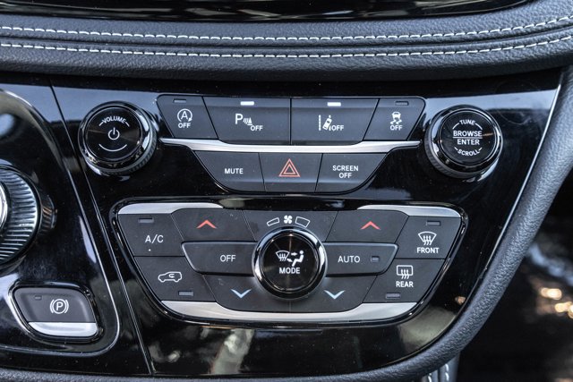 Used 2025 Chrysler Pacifica Limited image 18