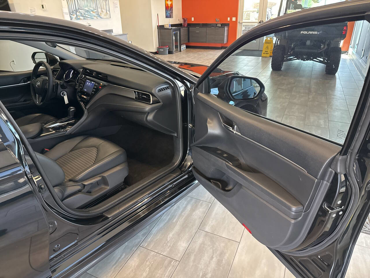 Used 2020 Toyota Camry SE w/ Phone Cable & Charge Package image 31