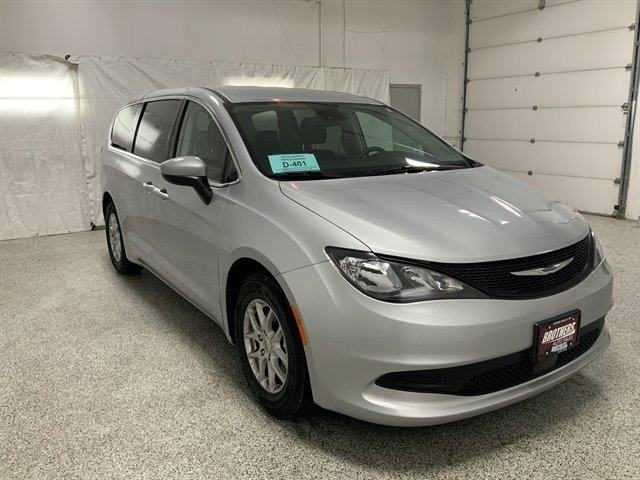 Used 2023 Chrysler Voyager LX image 4