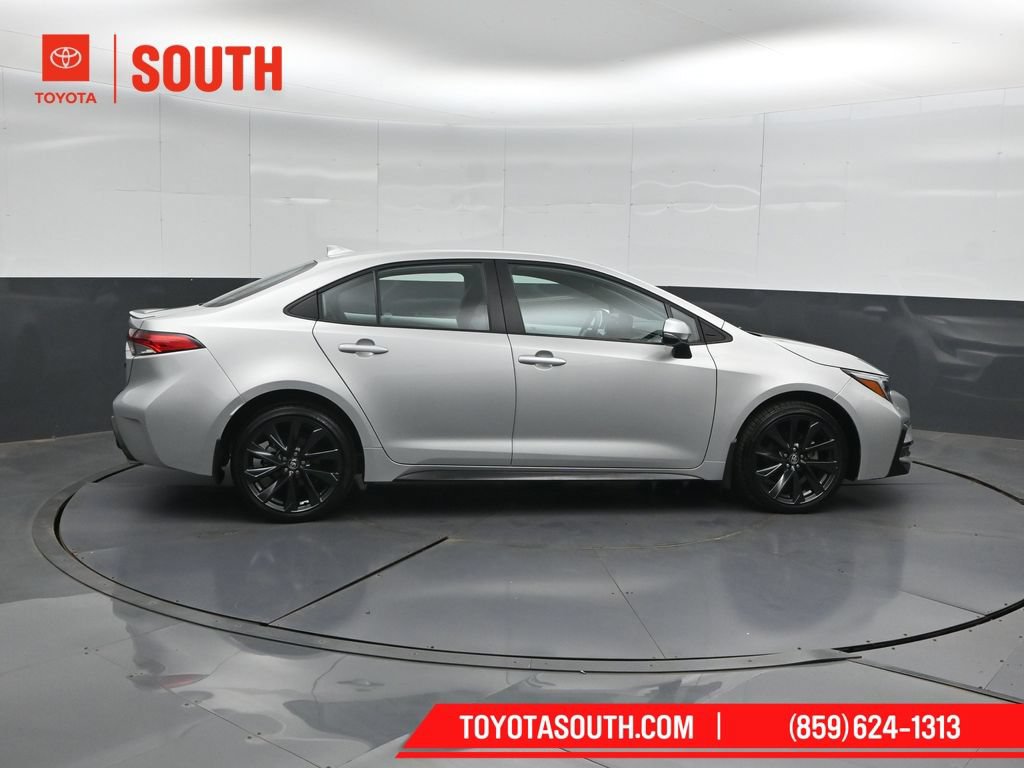 Used 2024 Toyota Corolla SE FWD image 3