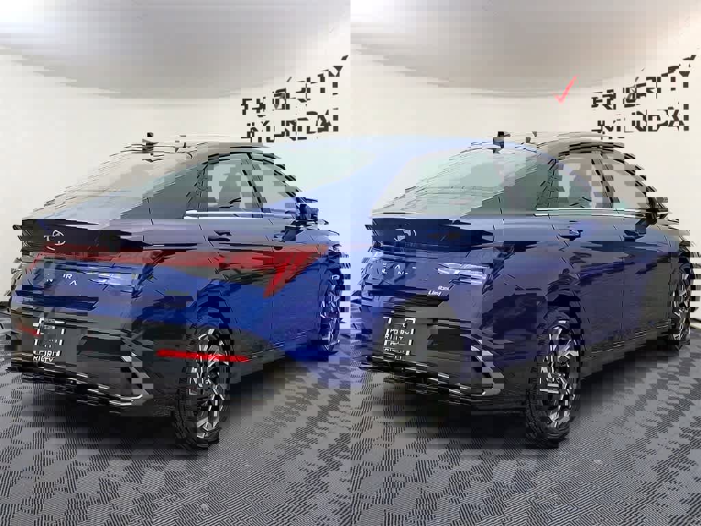 Used 2025 Hyundai Elantra Limited image 4