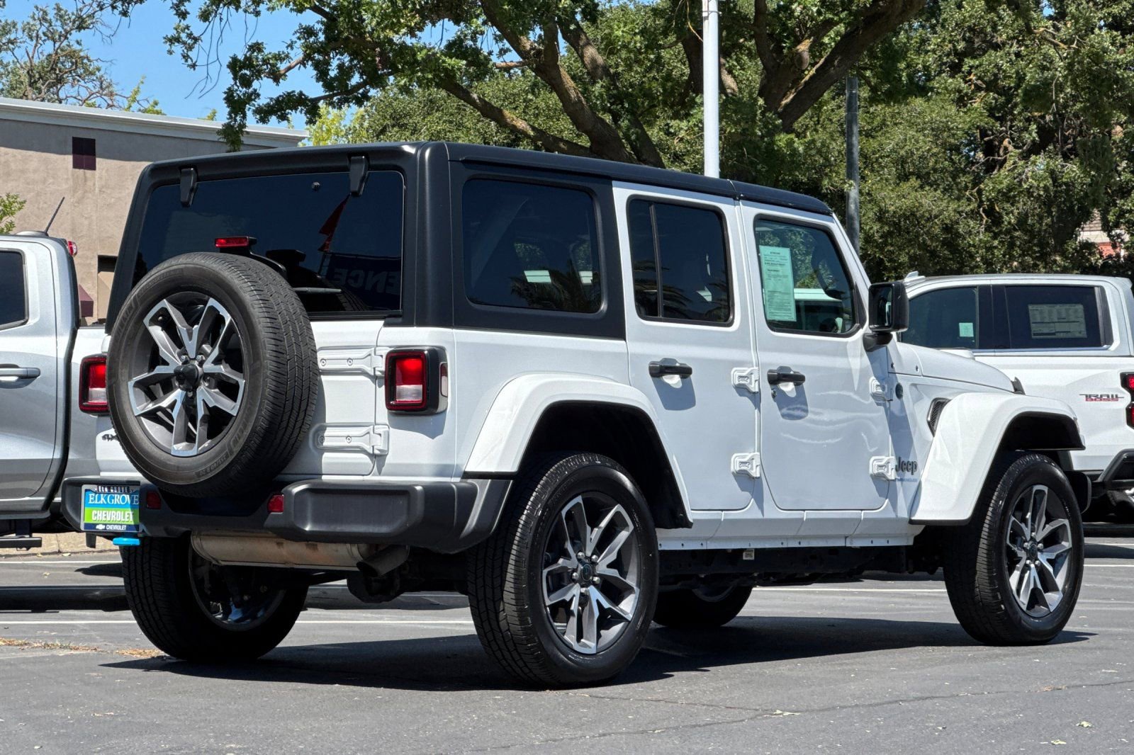 Used 2024 Jeep Wrangler Unlimited AWD/4WD image 3
