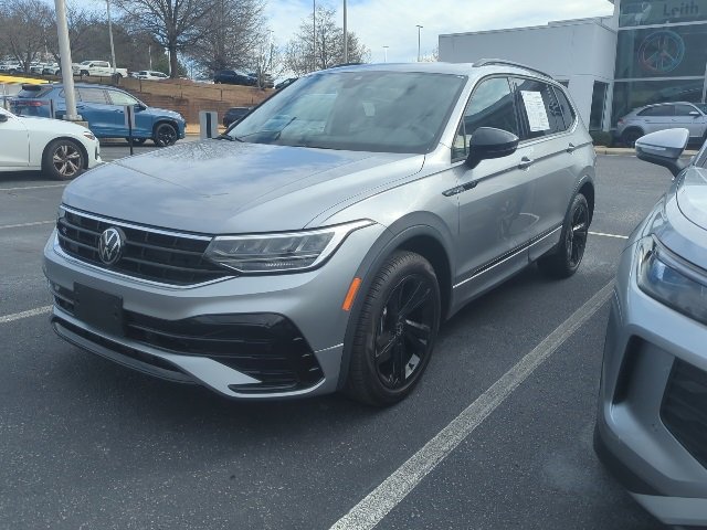 Certified 2024 Volkswagen Tiguan SE R-Line image 8