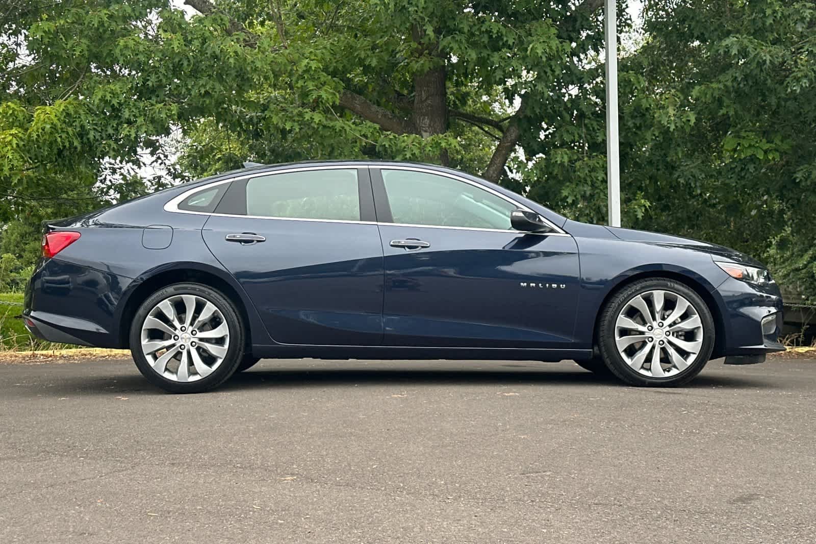 Used 2017 Chevrolet Malibu Premier w/ Premier Sun and Wheel Package FWD image 8