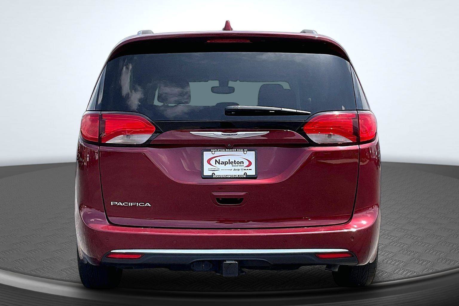 Used 2019 Chrysler Pacifica Touring-L w/ Tire & Wheel Group FWD image 4