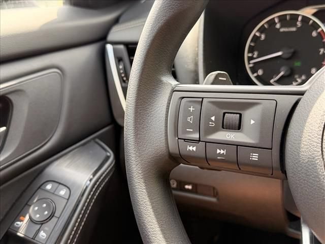 Used 2024 Nissan Rogue SV AWD/4WD image 17
