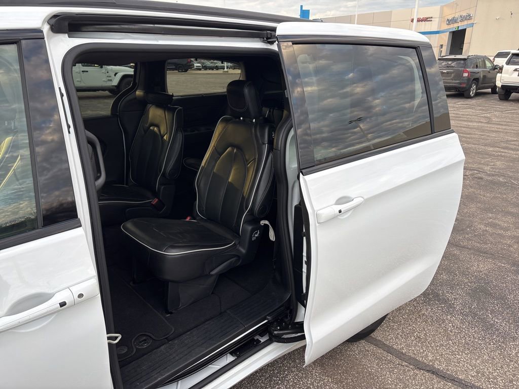 Used 2025 Chrysler Pacifica Limited image 16