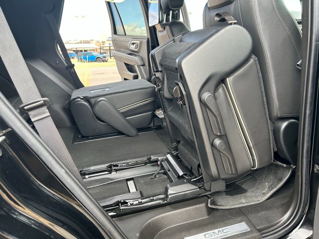 Used 2021 GMC Yukon SLT w/ Rear Media and Nav Package image 18