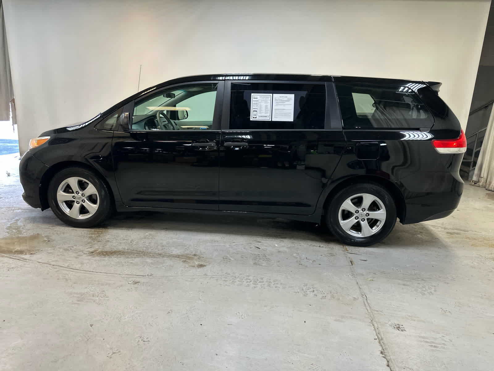 Used 2014 Toyota Sienna L FWD image 9