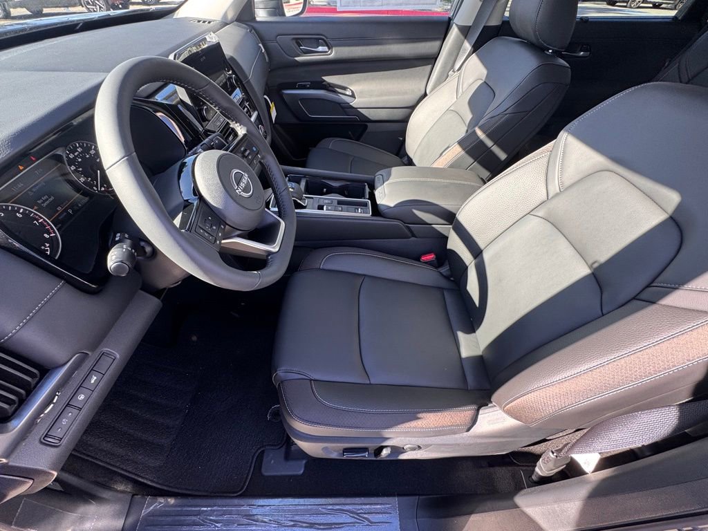 New 2025 Nissan Pathfinder SL image 8