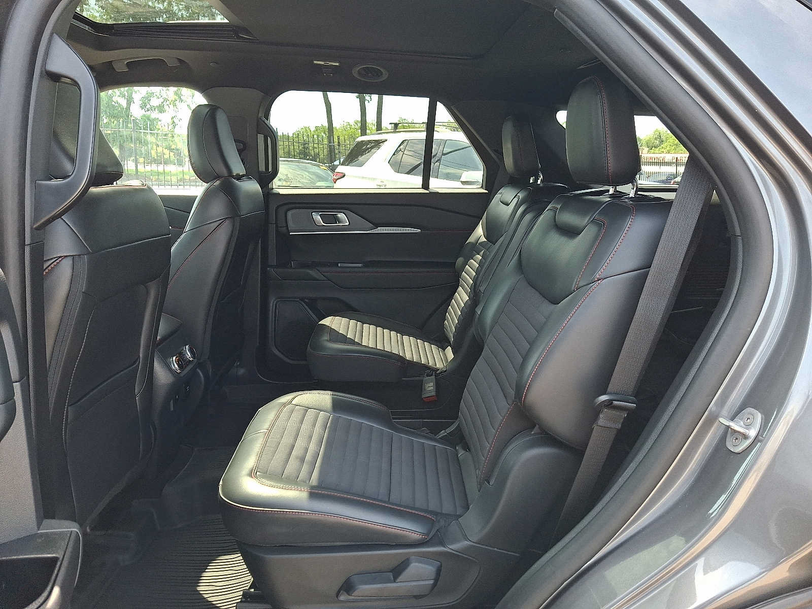 Used 2025 Ford Explorer ST-Line w/ Premium Package AWD/4WD image 11