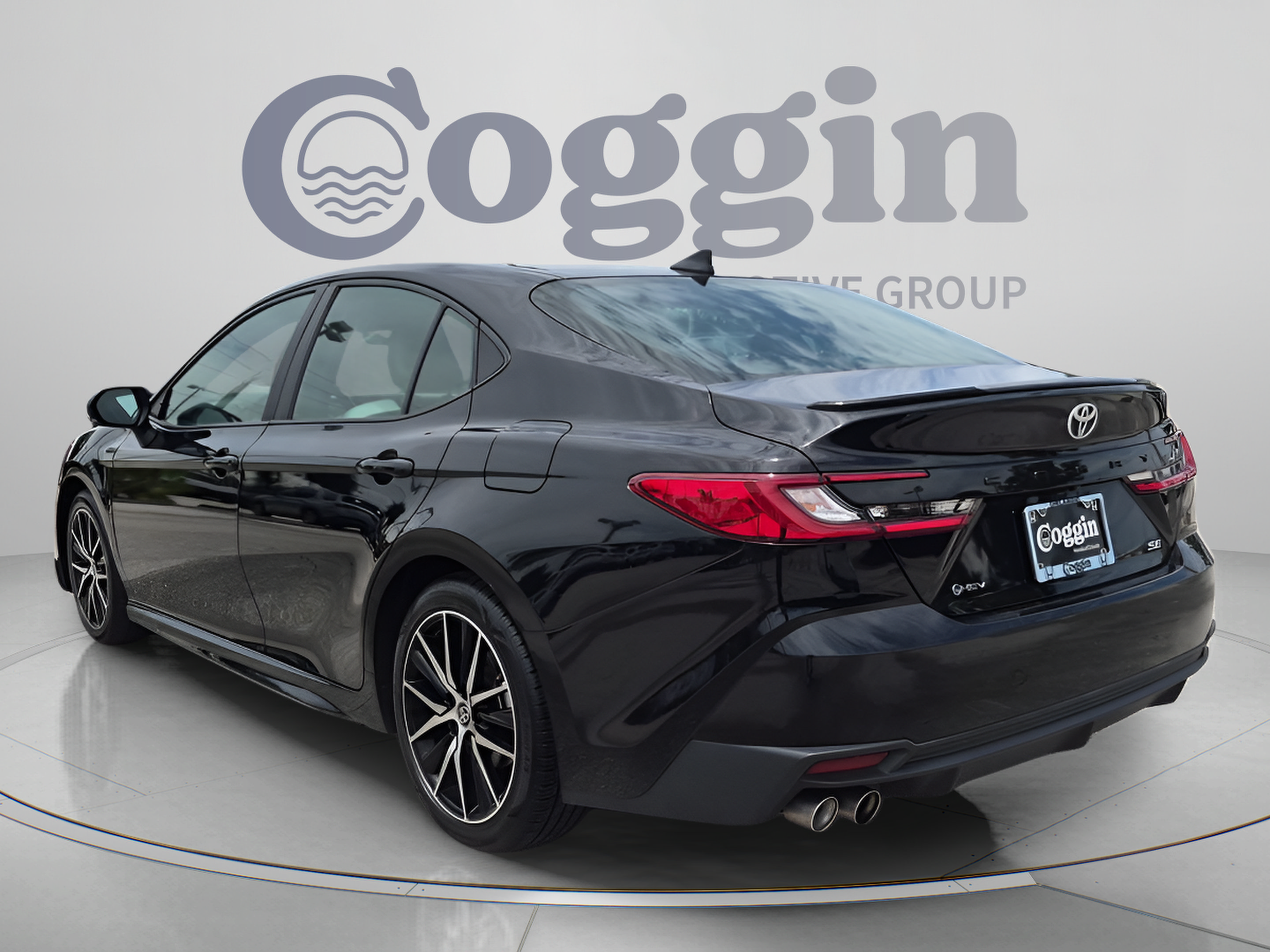 Used 2025 Toyota Camry SE FWD image 4