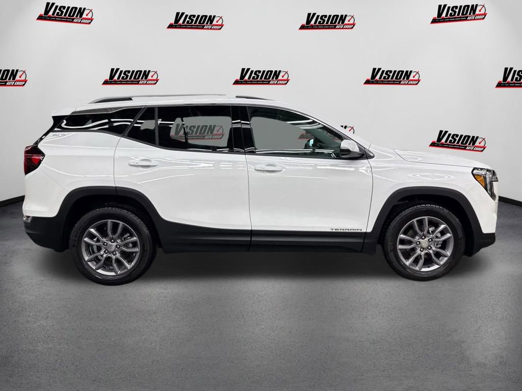 Used 2024 GMC Terrain SLT image 4