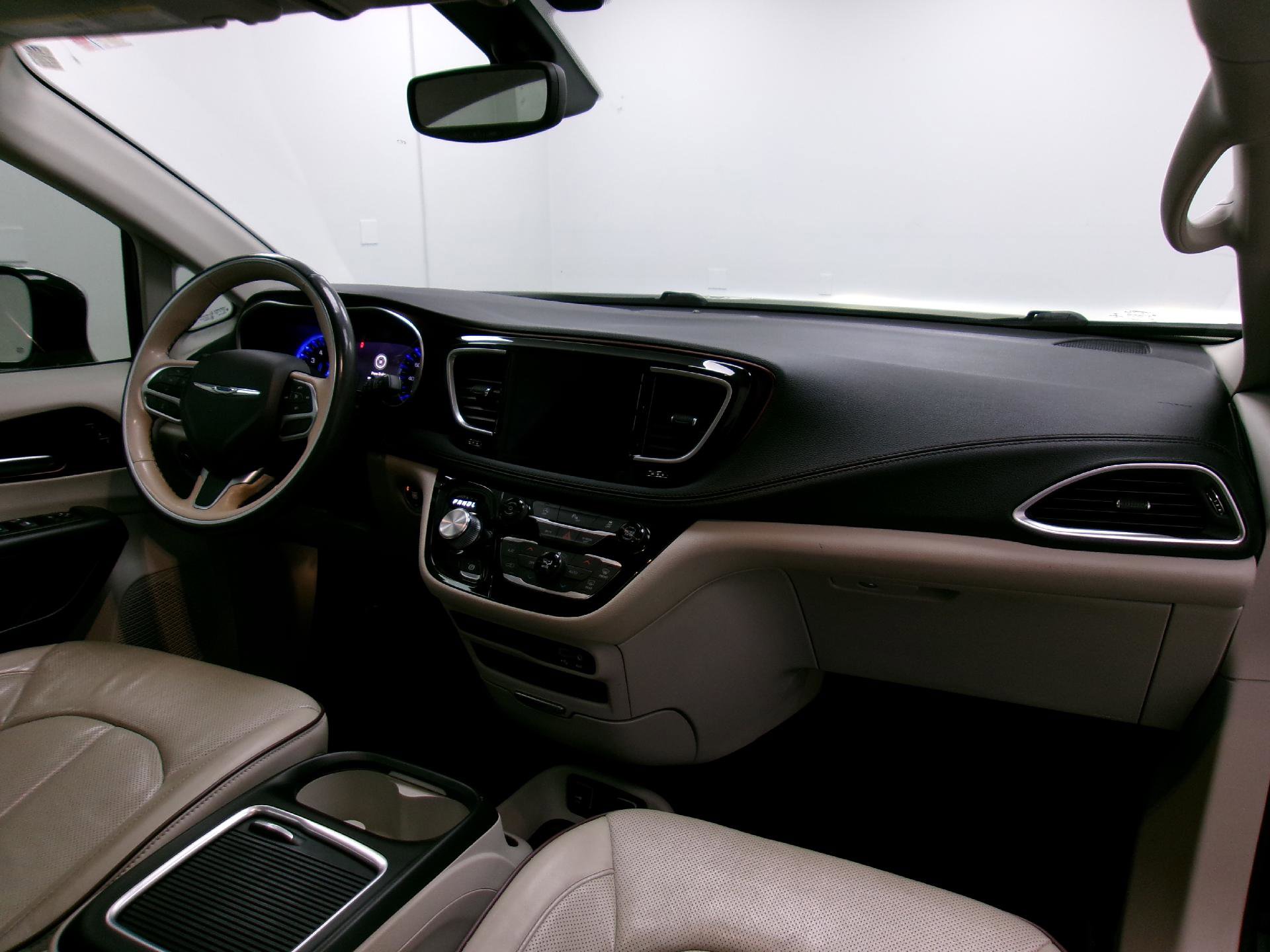 Used 2020 Chrysler Pacifica Limited image 3