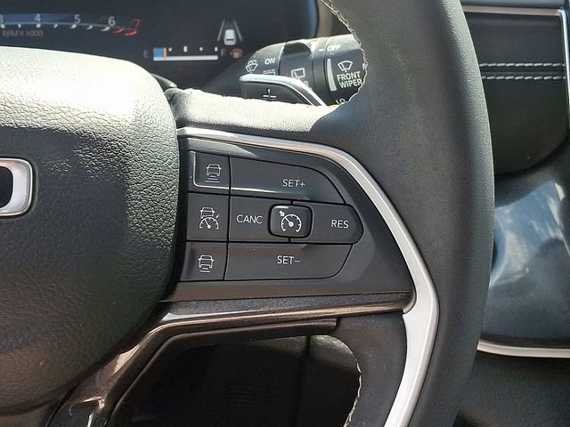Used 2023 Jeep Grand Cherokee Laredo AWD/4WD image 24