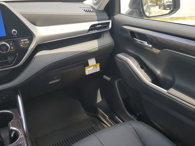 New 2026 Toyota Highlander Platinum AWD/4WD image 17