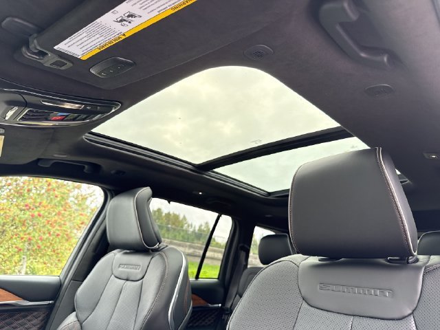 New 2026 Jeep Grand Cherokee Summit w/ Obsidian Package AWD/4WD image 19