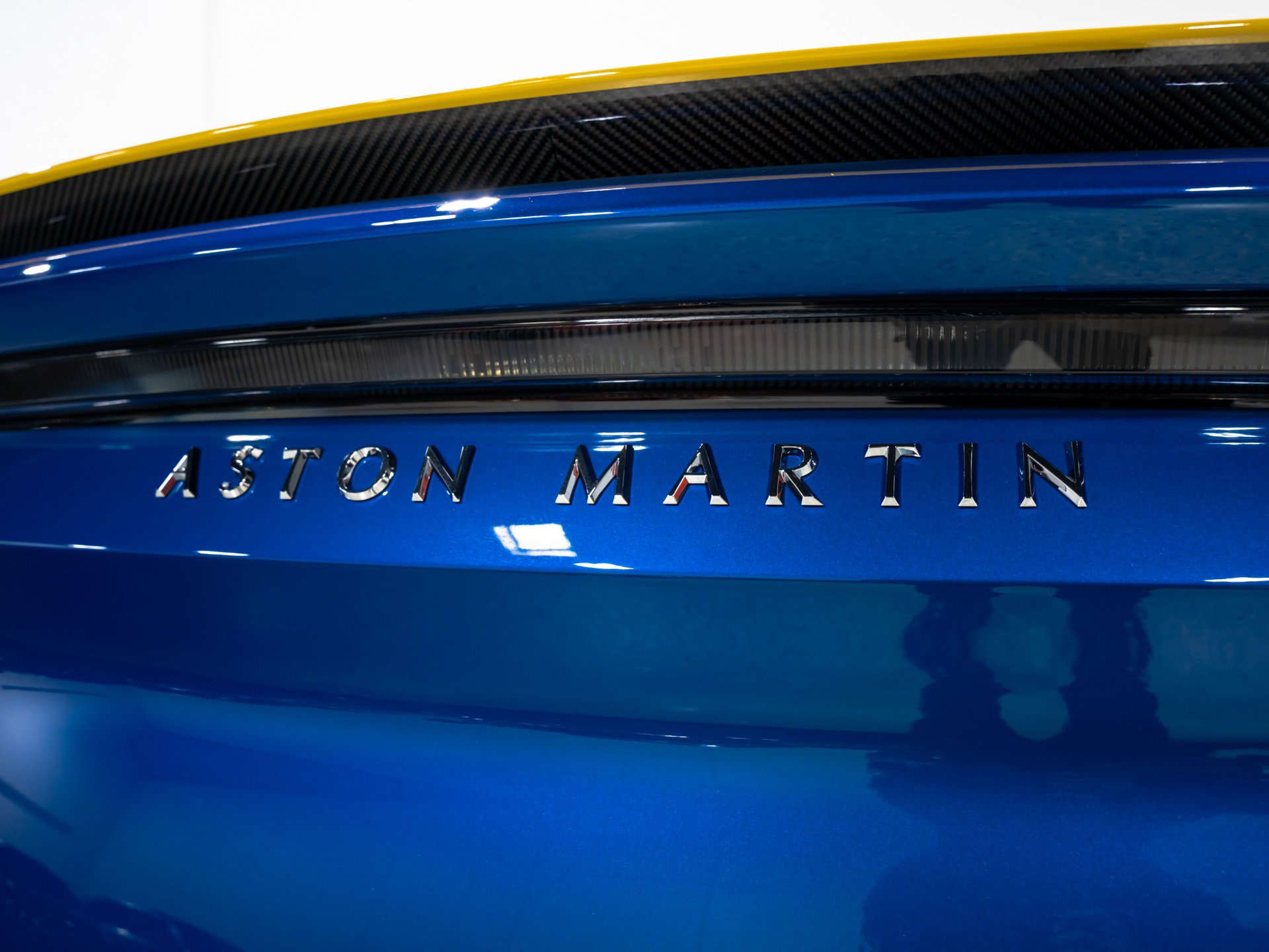 Used 2023 Aston Martin DBS Coupe RWD image 32