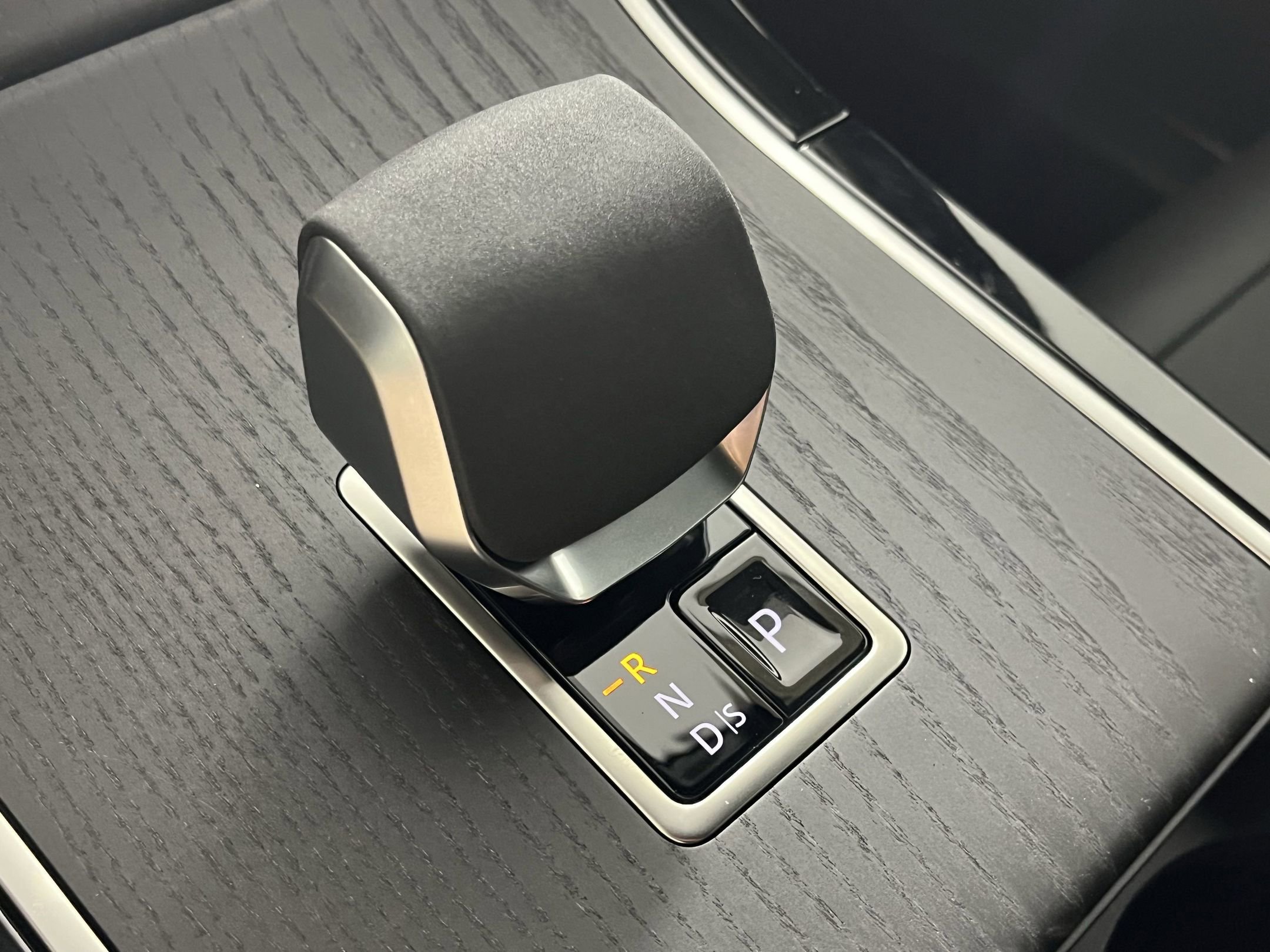 New 2026 Land Rover Range Rover Velar Dynamic SE image 19
