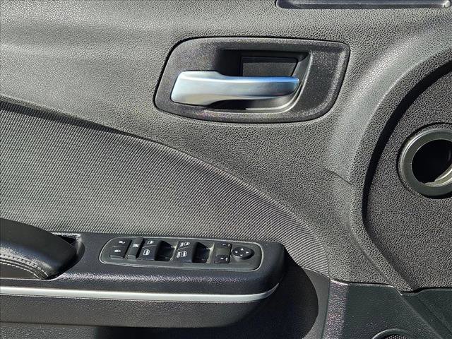 Used 2018 Dodge Charger SXT RWD image 11