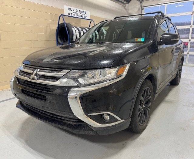 Used 2018 Mitsubishi Outlander SE image 2