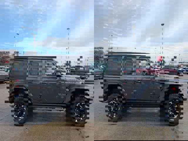 Used 2025 Jeep Wrangler Unlimited Rubicon image 3