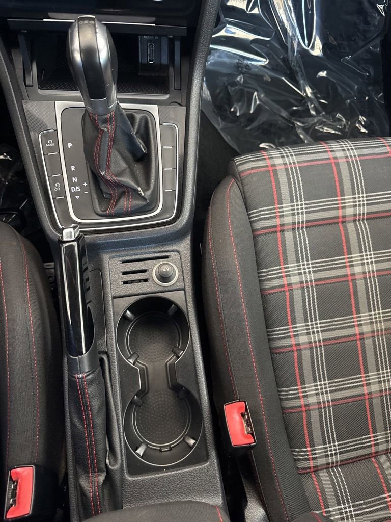 Used 2015 Volkswagen Golf 4-Door FWD image 6