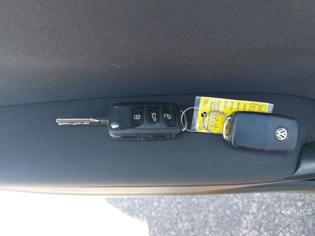 Used 2013 Volkswagen Golf 4-Door FWD image 36