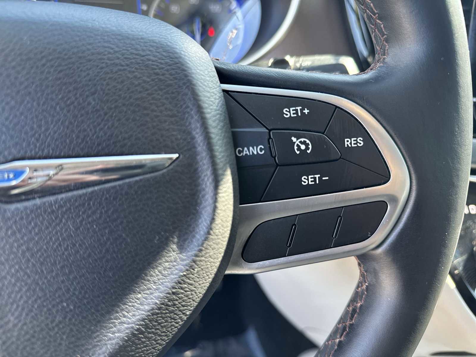 Used 2017 Chrysler Pacifica Touring-L FWD image 24