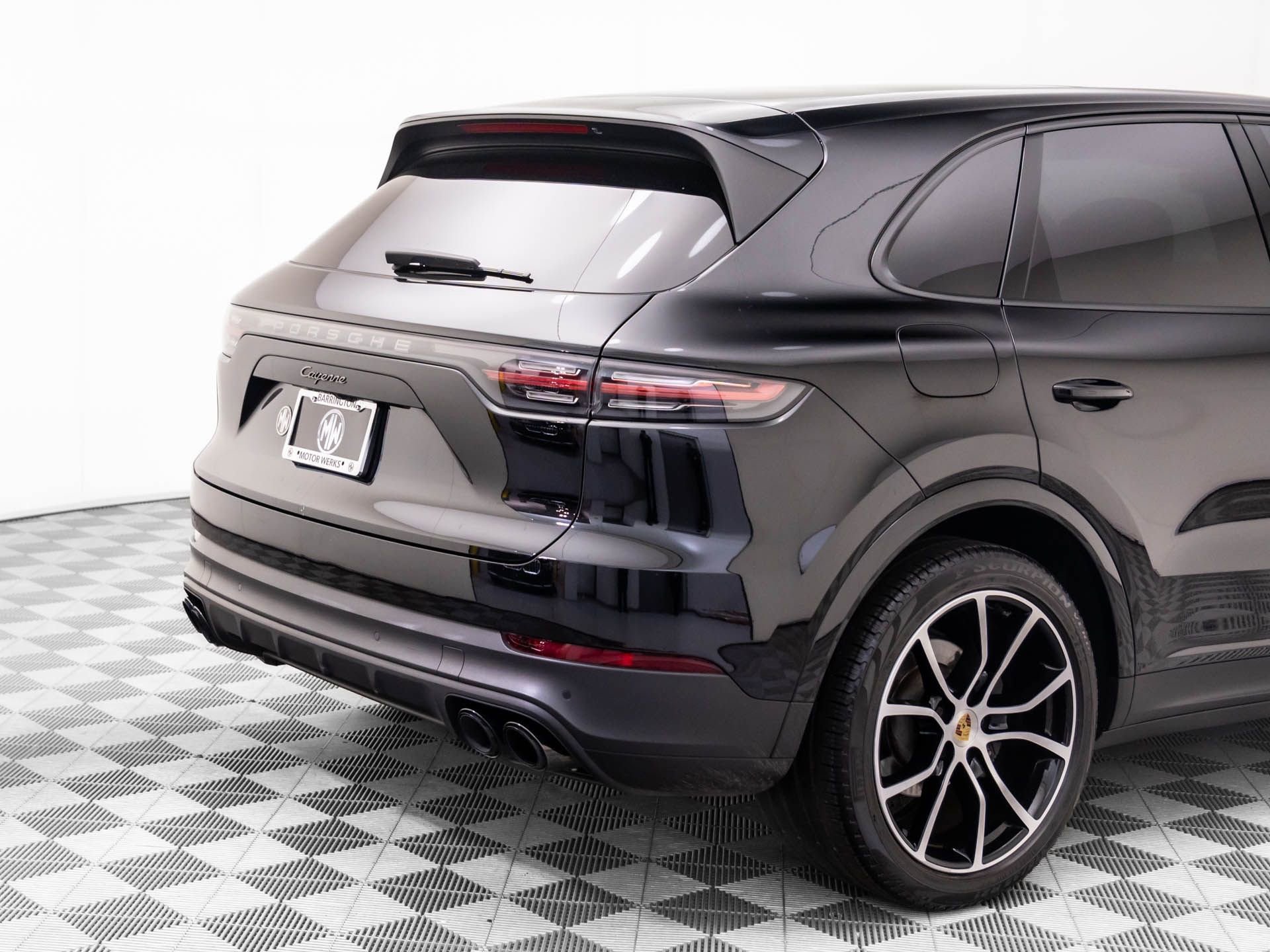 Certified 2023 Porsche Cayenne Platinum Edition image 35