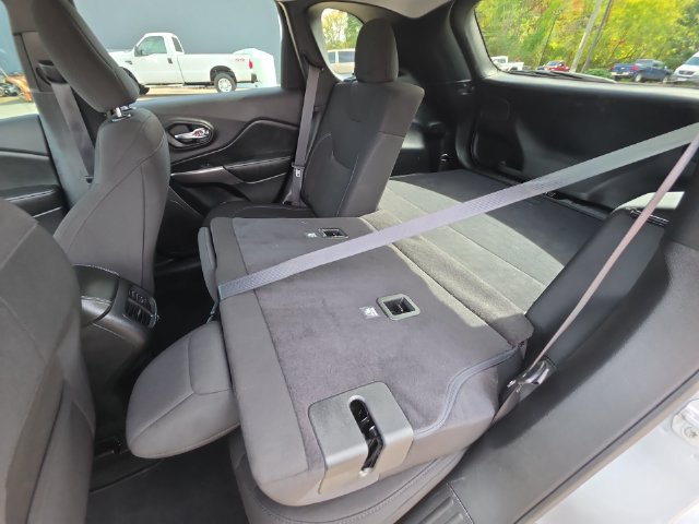 Used 2019 Jeep Cherokee Latitude w/ Popular Appearance Group AWD/4WD image 23