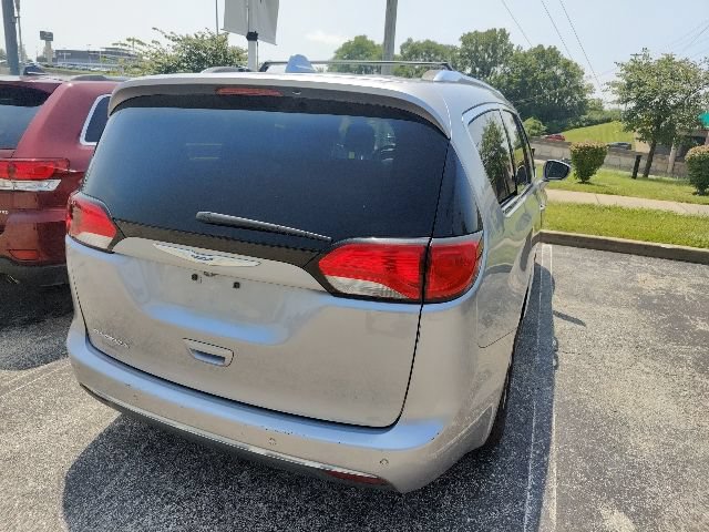 Used 2018 Chrysler Pacifica Touring-L FWD image 11