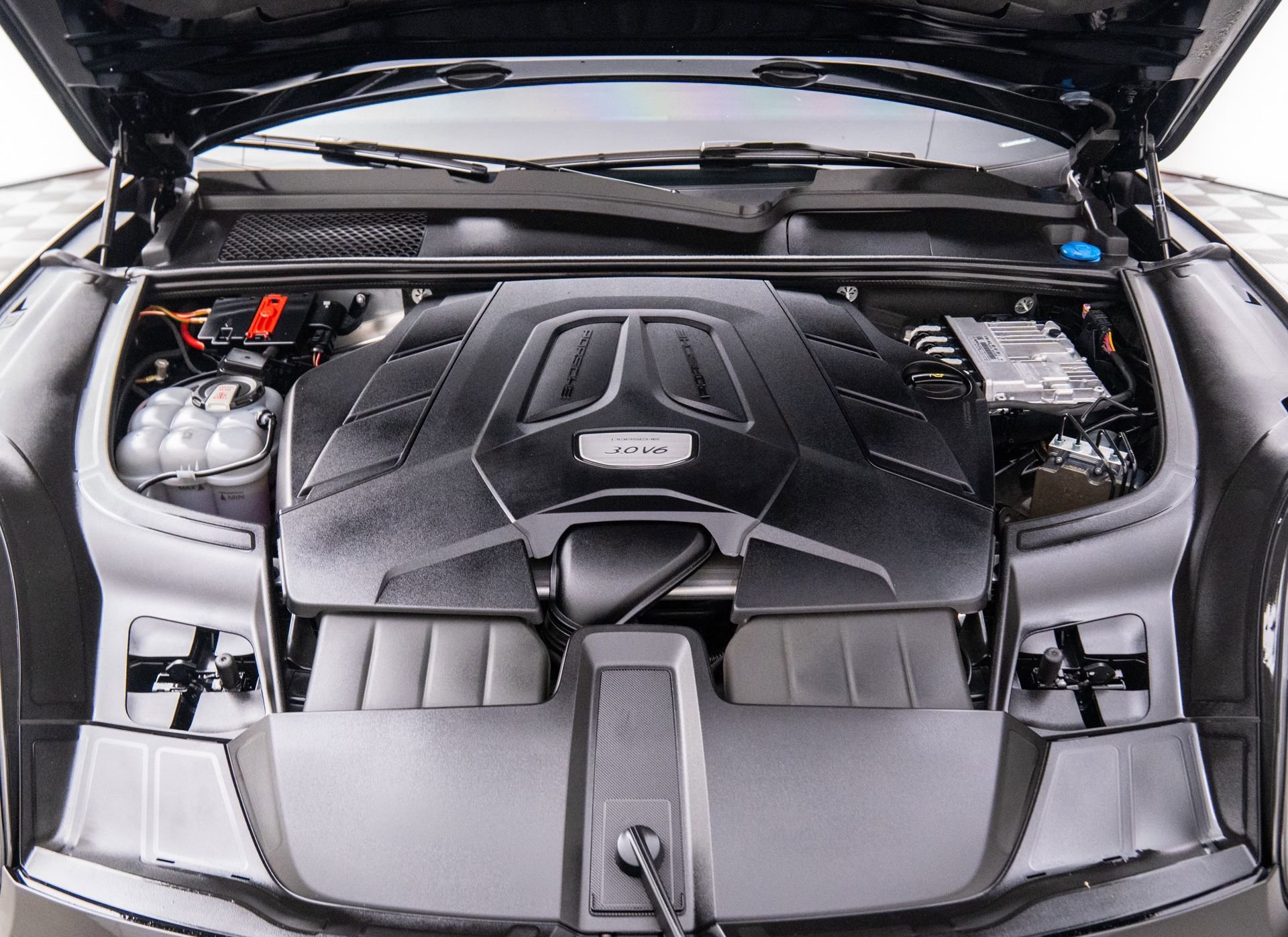 Certified 2023 Porsche Cayenne Platinum Edition image 29