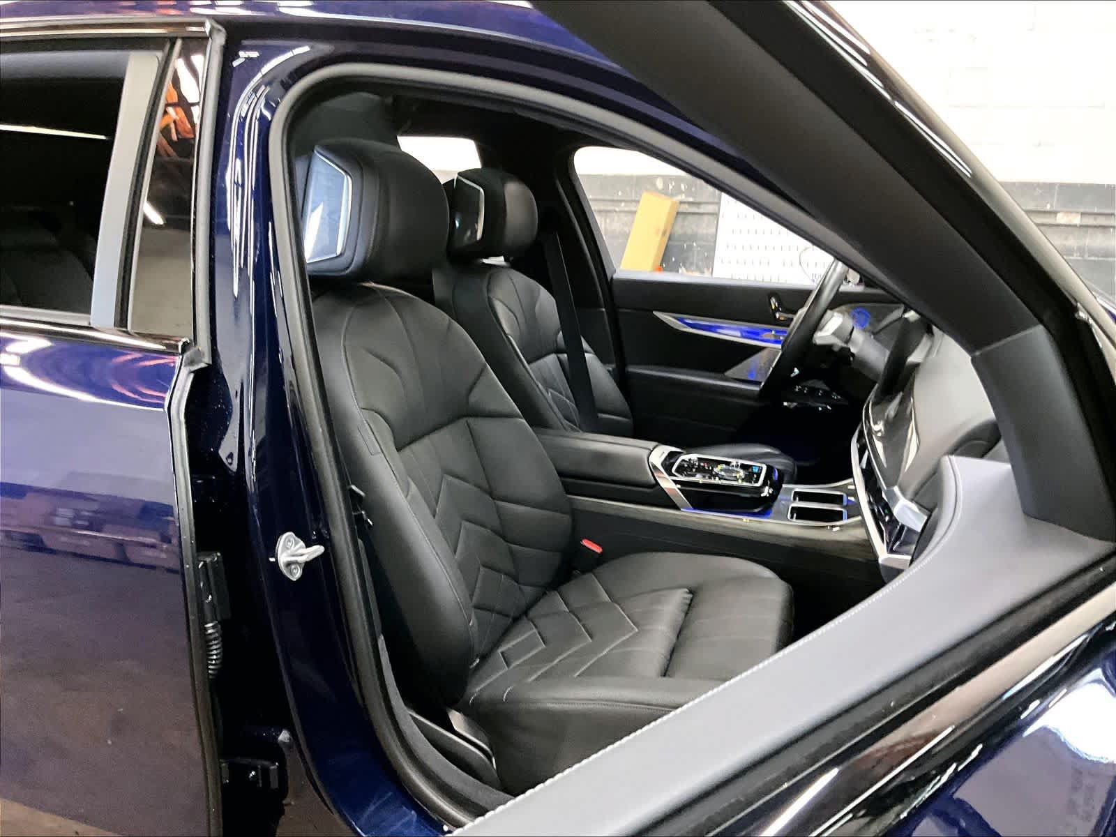 Used 2023 BMW i7 xDrive60 w/ Executive Package 2 AWD/4WD image 10