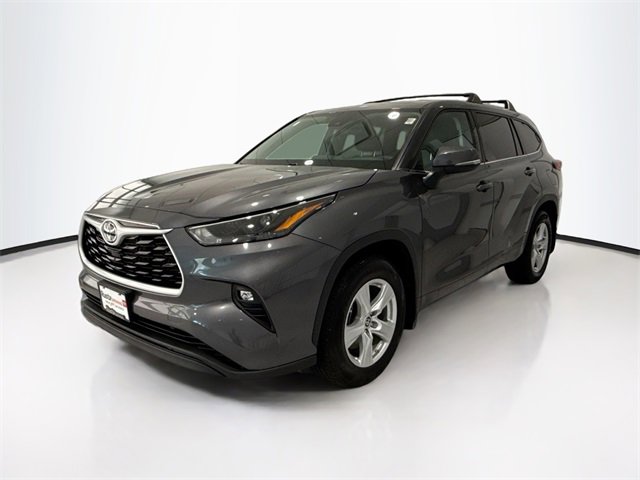 Used 2022 Toyota Highlander LE image 3