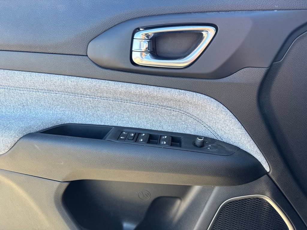 Used 2023 Jeep Compass Sport image 17