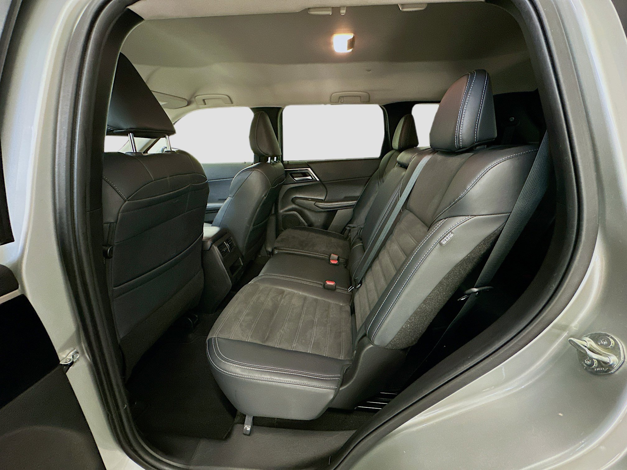 Used 2024 Mitsubishi Outlander SE image 29