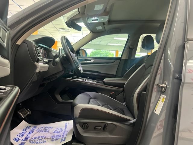 Used 2024 Volkswagen Atlas Peak Edition SE AWD/4WD image 18