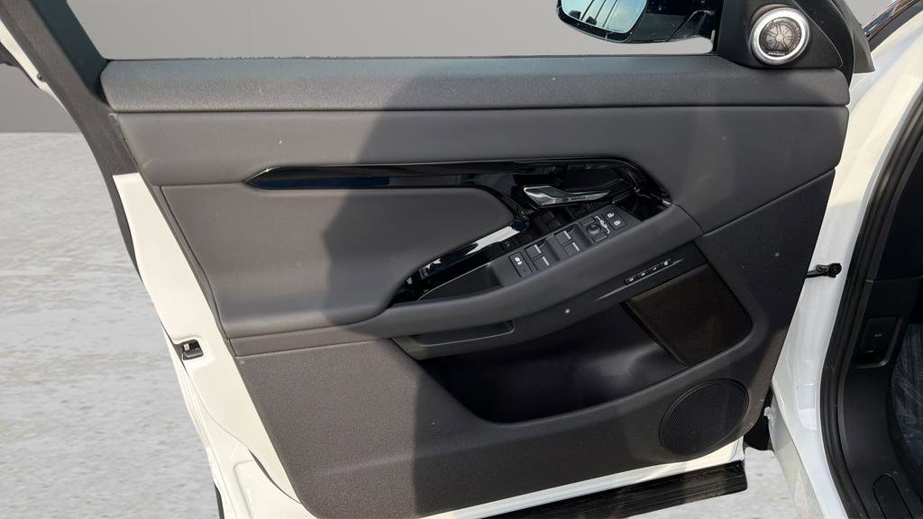 Used 2024 Land Rover Range Rover Evoque S image 9