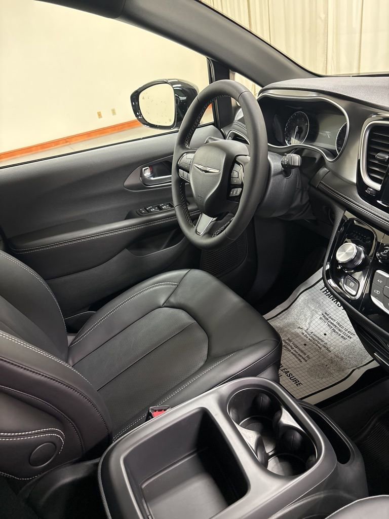 New 2026 Chrysler Pacifica Select w/ S Appearance Package image 28