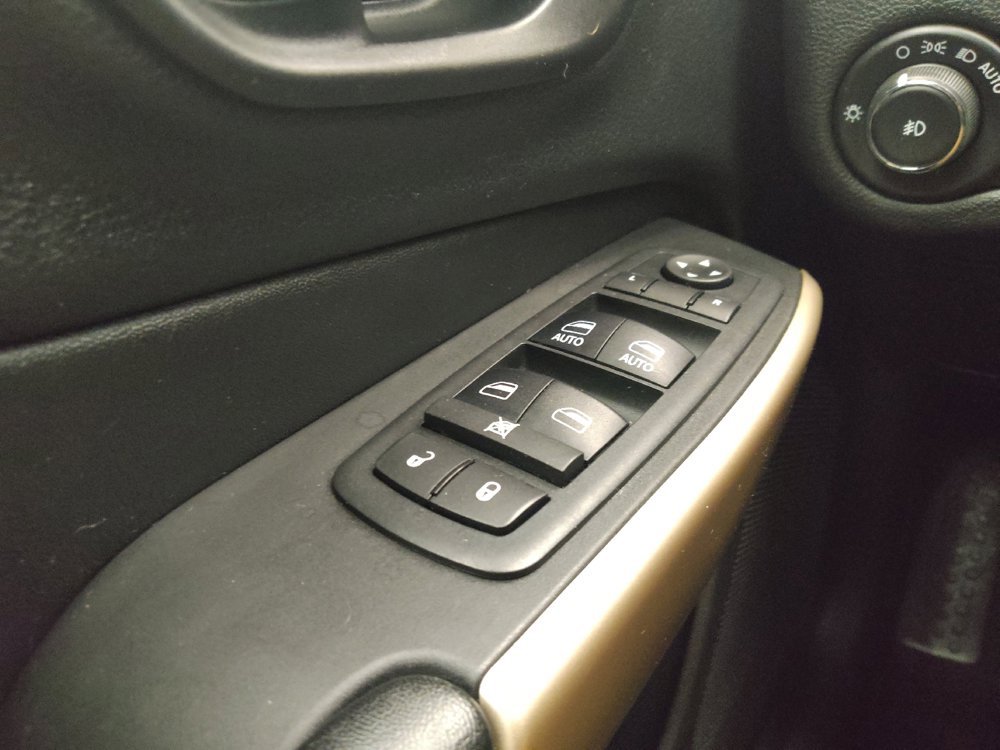 Used 2018 Jeep Cherokee Limited FWD image 27