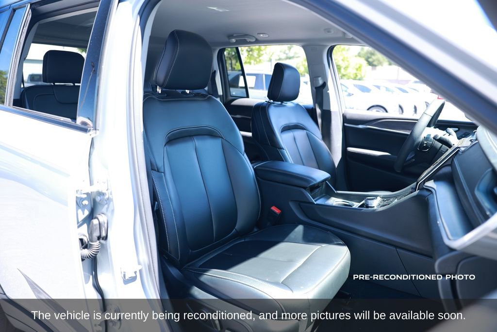 Used 2024 Jeep Grand Cherokee Limited w/ Black Appearance Package image 15