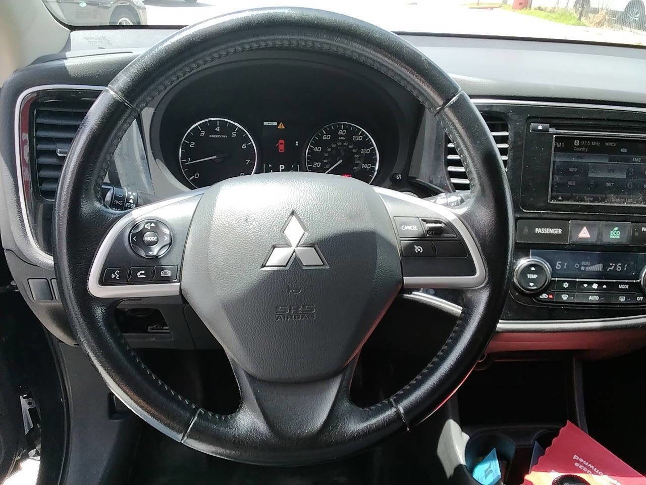 Used 2014 Mitsubishi Outlander SE image 11