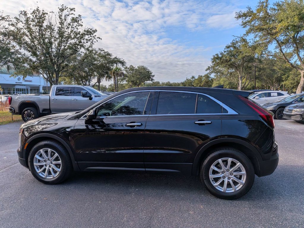 Used 2023 Cadillac XT4 Luxury w/ Cold Weather Package FWD image 3