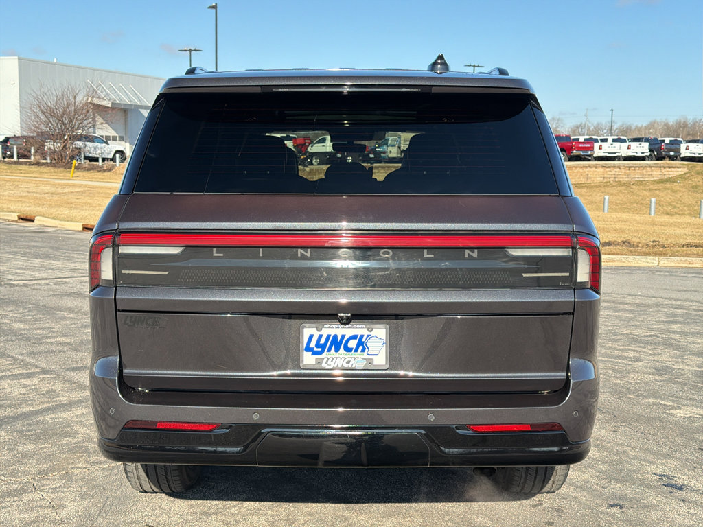 Used 2025 Lincoln Navigator L Reserve w/ Jet Appearance Package image 3